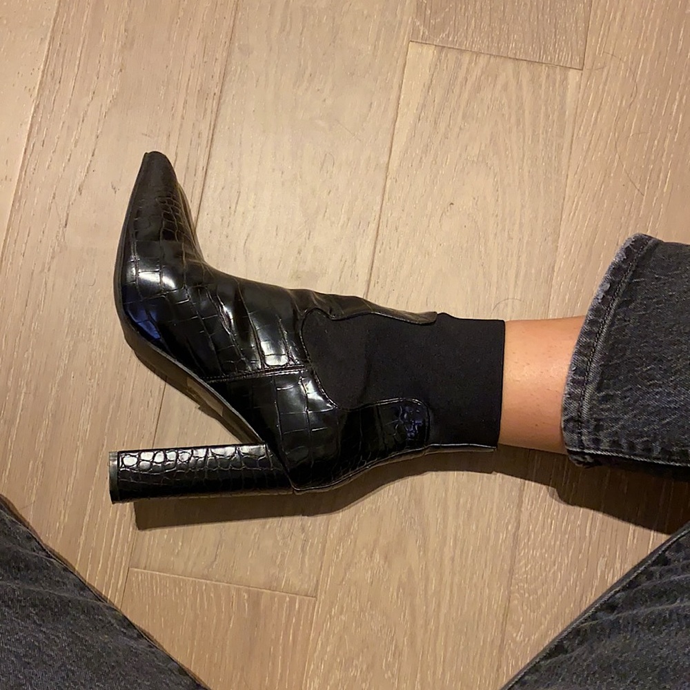 Black Heel Chelsea Boots (Leather)